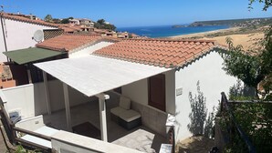 Ein Wohngebäude mit Ziegeldach, Balkon und Meerblick.