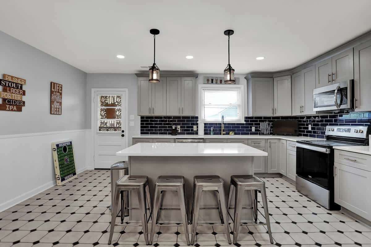 Réfrigérateur, four à micro-ondes, un four, surface de cuisson