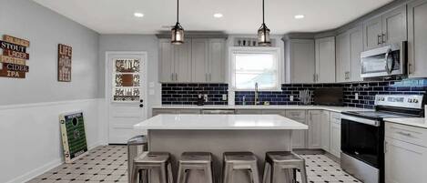 Een koelkast, een microgolfoven, een oven, een kookplaat