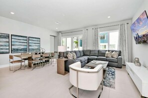 Living area - Spacious 4-bedroom apartment with AC, WiFi in fantastic Kissimmee (Kissimmee)