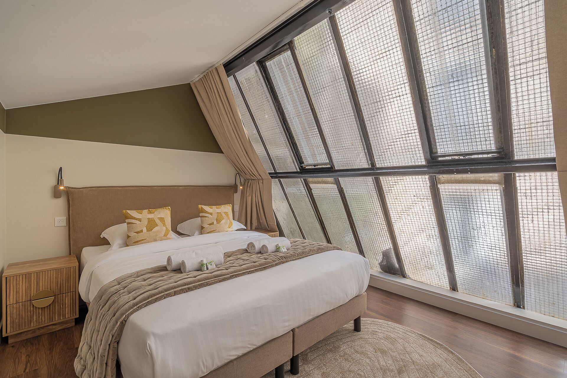 Deluxe-loftsværelse | Mørklægningsgardiner, strygejern/strygebræt, gratis Wi-Fi