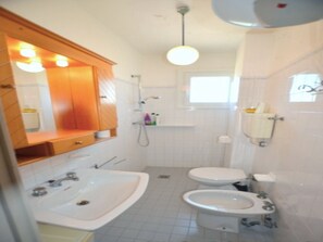 Apartment, 1 Bedroom, Balcony, Ocean View | Bathroom