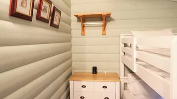 2 quartos, individualmente decorados, individualmente mobiliados