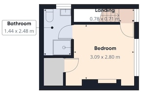 Un dormitorio de 3,09 por 2,80 metros y un baño de 1,44 por 2,48 metros.