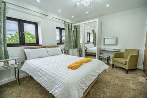 8 bedrooms, desk, iron/ironing board, travel cot