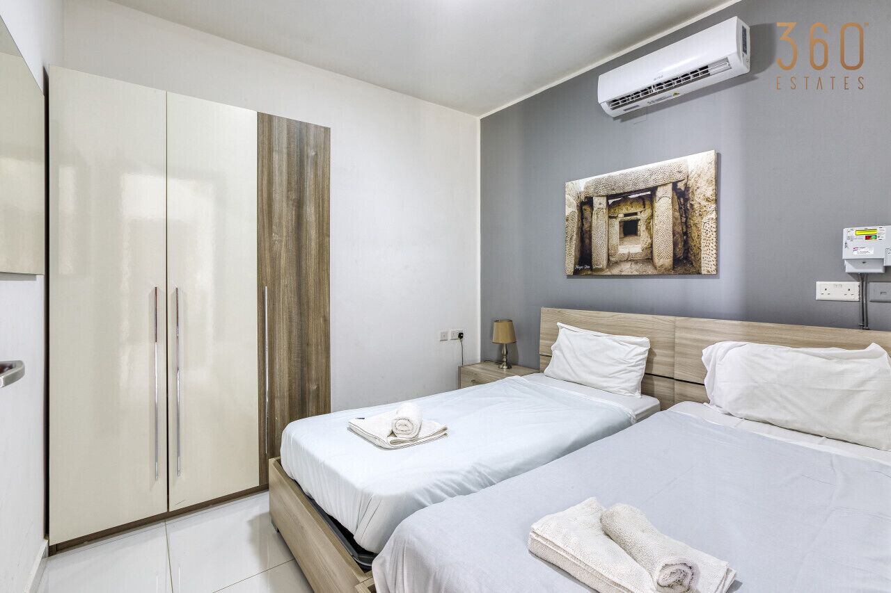 Skrivebord, strykejern/-brett, reiseseng for barn og wi-fi (inkludert)