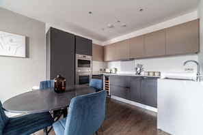 Appartement, balcon | Cuisine privée | Grand réfrigérateur, micro-ondes, four, plaque de cuisson