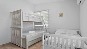 3 bedrooms, desk, iron/ironing board, free WiFi