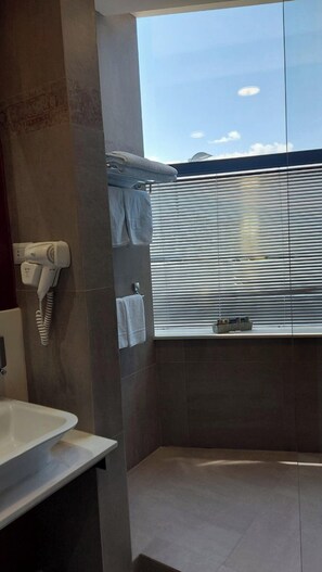 Phòng Suite Junior | Phòng tắm | Buồng tắm vòi sen, máy sấy tóc, khăn tắm, xà phòng 