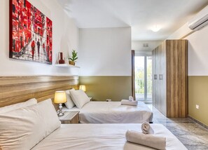 Een bureau, een strijkplank/strijkijzer, reisbedje, gratis wifi