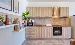 Réfrigérateur, four, cafetière/bouilloire, tables à manger