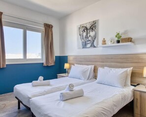 4 Schlafzimmer, Schreibtisch, Bügeleisen/Bügelbrett, Reisekinderbett