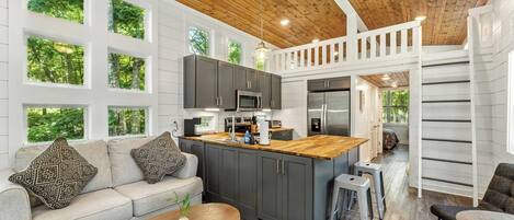 Kjøleskap, mikrobølgeovn, ovn og kokeplater