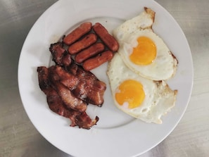 Daily buffet breakfast (NOK 140 per person)