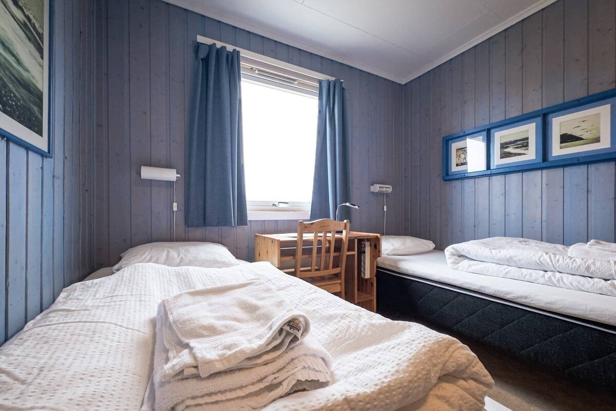 Economy Double Room, 2 Twin Beds, Shared Bathroom | WiFi (free), bed sheets