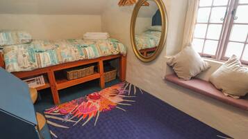 2 kamar tidur dan didekorasi berbeda-beda