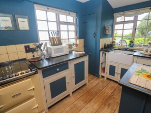 Cookware/dishes/utensils - Mermaid Cottage (Helston)