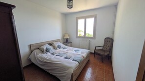 3 bedrooms, iron/ironing board, WiFi, bed sheets