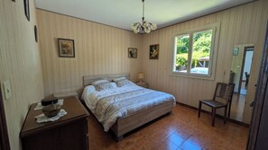3 chambres, fer et planche à repasser, Wi-Fi, draps fournis