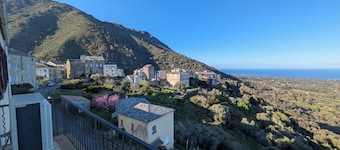 Corsica, 120 m2 apartment in a peaceful village between sea and mountains
