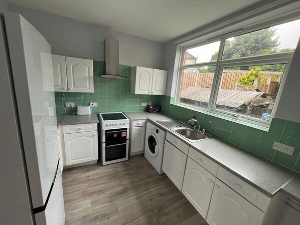 Fridge, microwave, oven, stovetop - Sheffield Serenity Retreat (Sheffield)