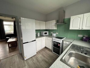 Fridge, microwave, oven, stovetop - Sheffield Serenity Retreat (Sheffield)