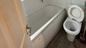 Chuveiro, toalhas de banho