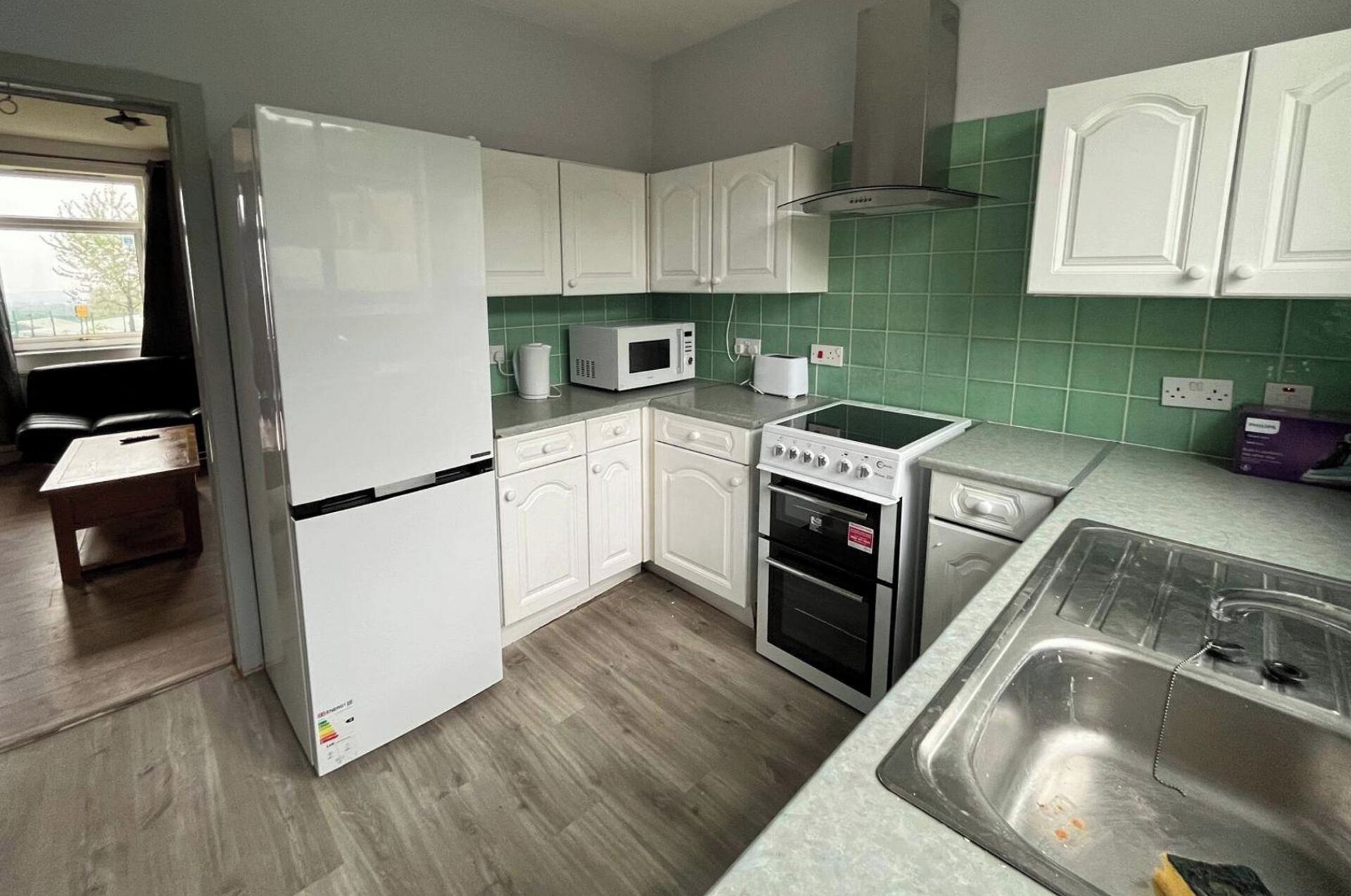 冷蔵庫、電子レンジ、オーブン、コンロ