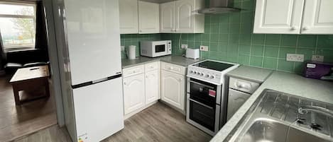 Jääkaappi, mikroaaltouuni, uuni, liesi