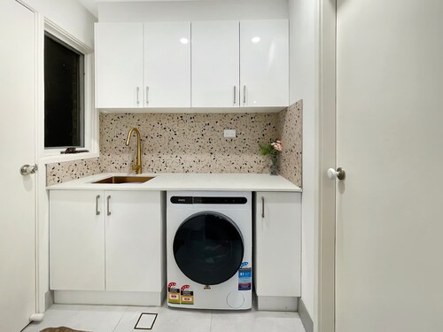 Metawise Cozy Family Room in Shared Home Free Parking