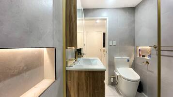 1 bedroom, desk, Internet