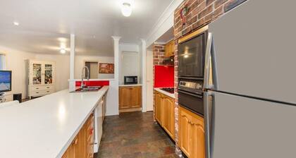 Metawise Cozy Family Room in Shared Home Free Parking