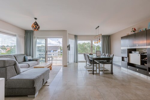 Huswell - Family Apartment With Balcony Near Coast