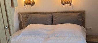 Spend the night with a view of two castles. Dogs and horses welcome