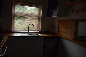 Lemari es, microwave, oven, dan kompor