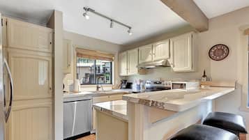 Frigorífico, microondas, horno y placa de cocina