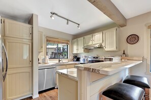 Fridge, microwave, oven, stovetop - Wildflower 11- Pet Friendly, Close to Town (Mammoth Lakes)