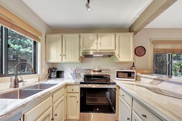 Fridge, microwave, oven, stovetop - Wildflower 11- Pet Friendly, Close to Town (Mammoth Lakes)