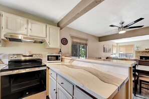 Fridge, microwave, oven, stovetop - Wildflower 11- Pet Friendly, Close to Town (Mammoth Lakes)