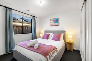 4 habitaciones, tabla de planchar con plancha, wifi y ropa de cama 