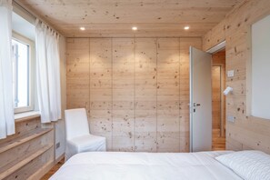 4 bedrooms, desk, WiFi, bed sheets