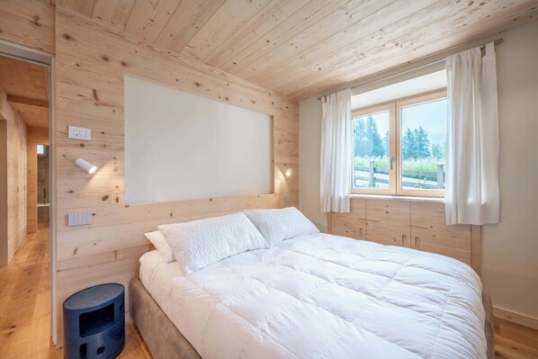 4 bedrooms, desk, WiFi, bed sheets