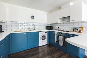 Refrigerador con freezer, microondas, horno, placa de cocina