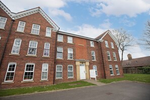 Exterior - West Hull 2 bed apartment with Parking (Hull)