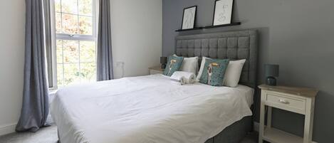 Comfort Apartment | Individually decorated, individually furnished, laptop workspace