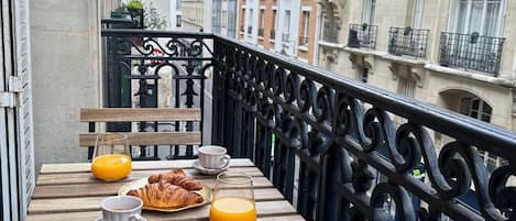 Luksushuoneisto, näköala pihalle | Parveke