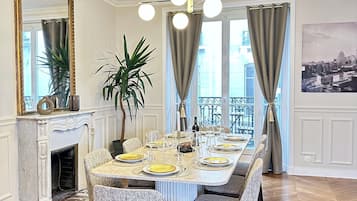 Departamento de lujo, vista al patio | Comedor