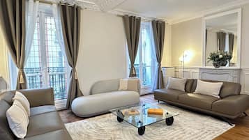 Departamento de lujo, vista al patio | Área de sala de estar | Smart TV de 80 cm con canales digitales