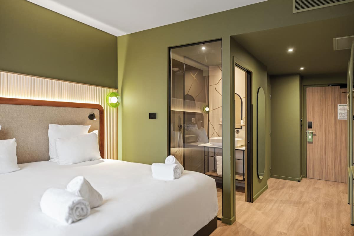 Deluxe Room, 1 King Bed | Premium bedding, minibar, desk, laptop workspace