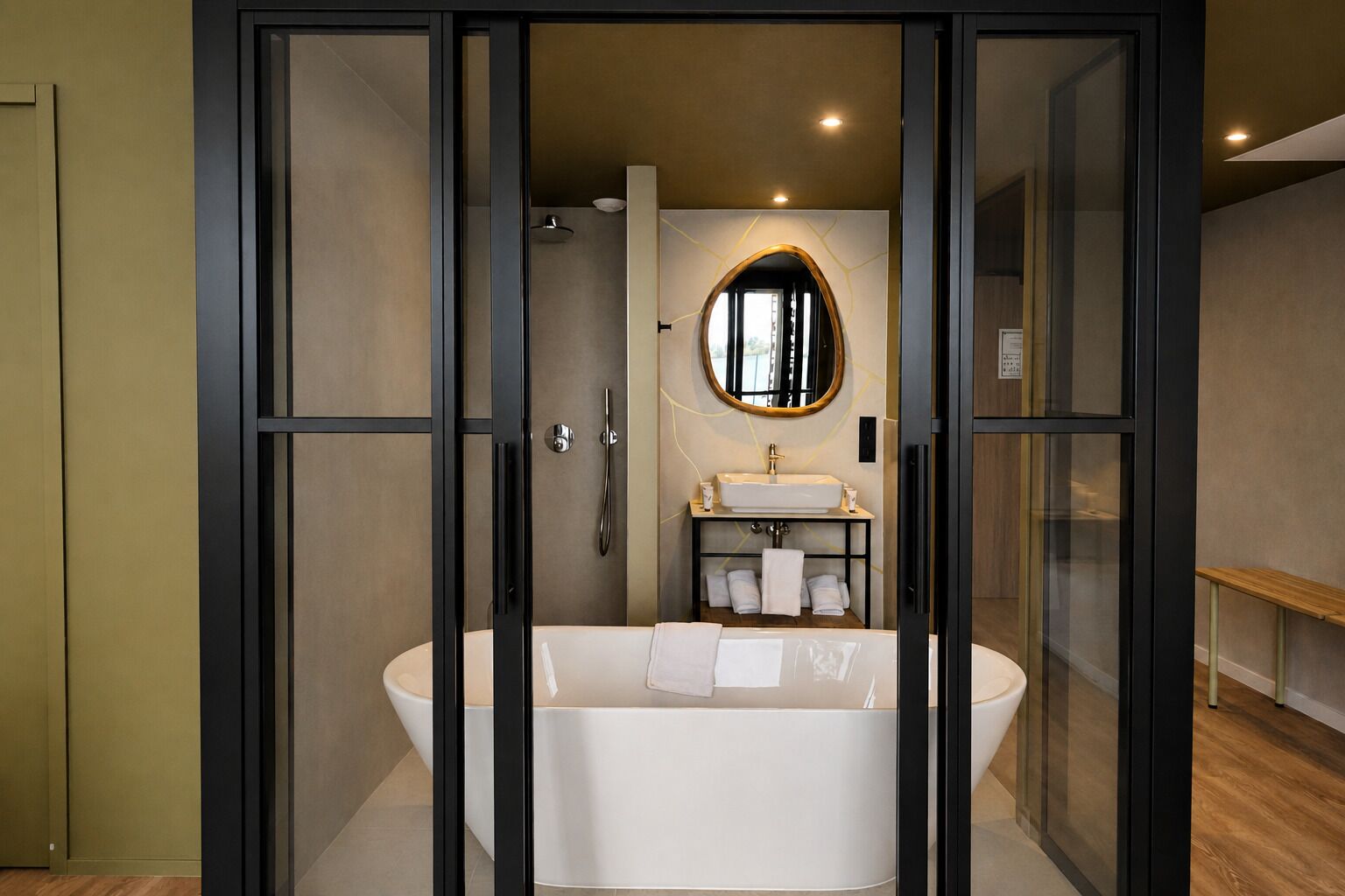 Junior suite, Meerdere bedden | Badkamer | Een haardroger, handdoeken, zeep, shampoo